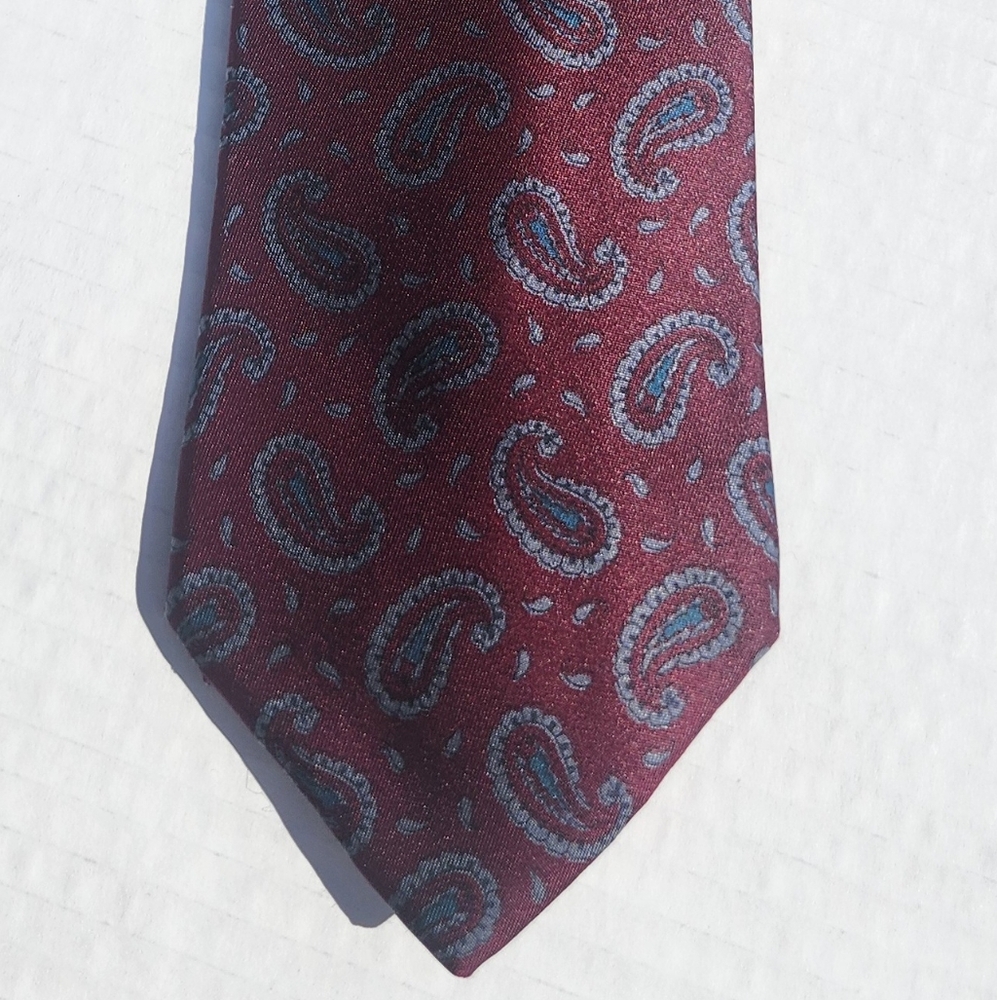 Claiborne Maroon Paisley 100%Silk Men’s Necktie